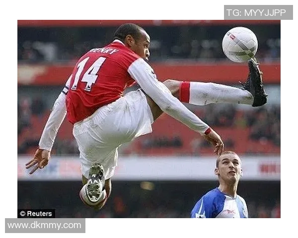 全球顶级男足球星精彩瞬间集锦，盘点足坛俊朗风采与绝技表现