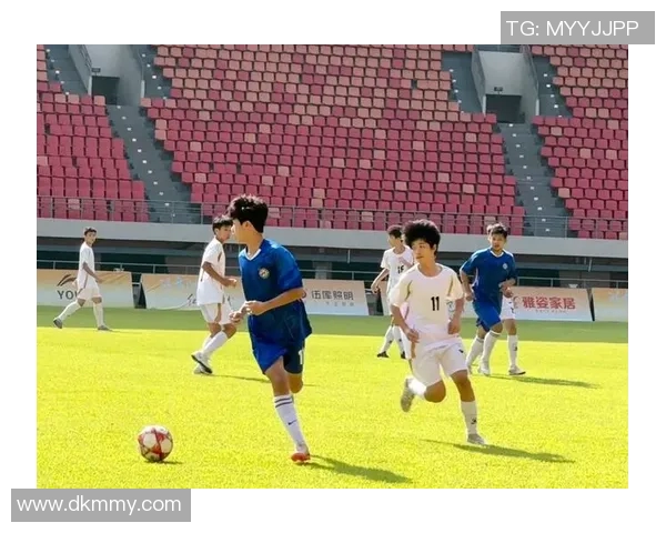 绿茵英雄齐聚绿场同心共辉映青春梦想瞬间