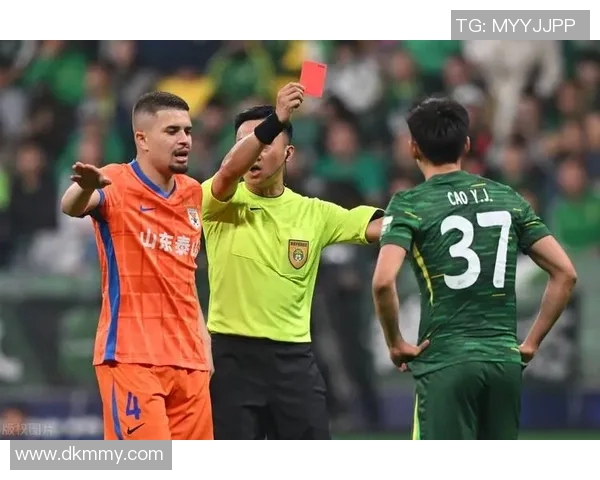 足球巨星赛场激烈拼抢中意外撞人引发巨大争议与舆论热议